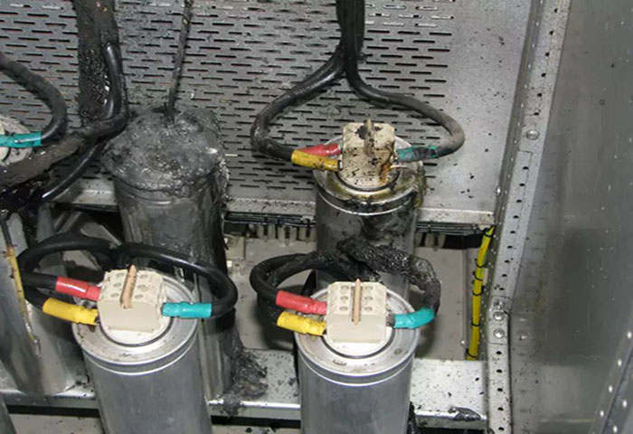 無功補償電容器爆炸現場圖